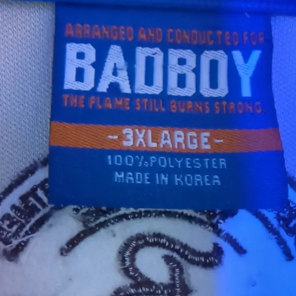 A baseball jacket - Picture 4 of 4